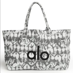 BRAND NEW Alo Yoga Shopper Tote